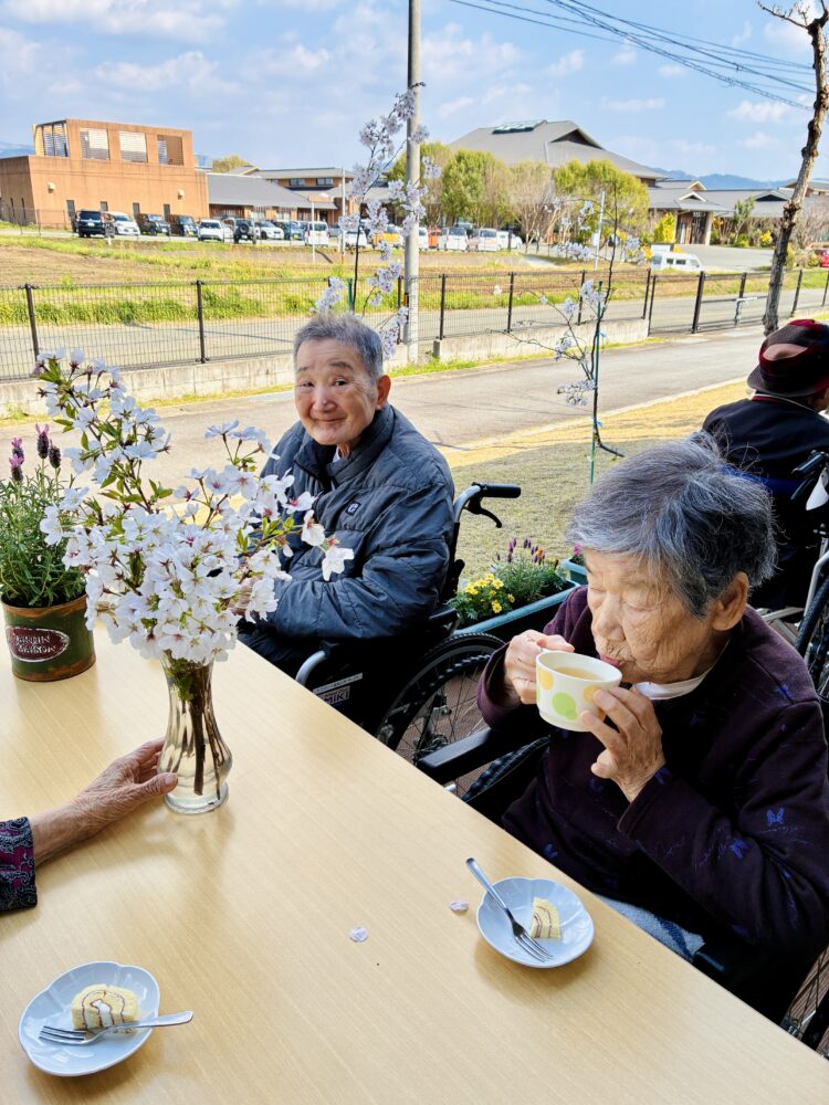 ウッドデッキでカフェ気分【入所】