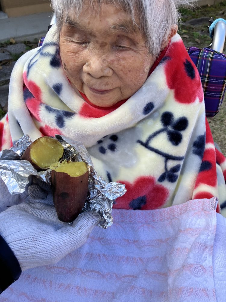 皆さまで焼き芋を食べました(^^♪ 【かめ】