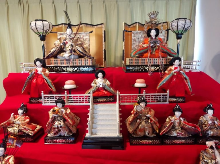 ひな壇を飾りました